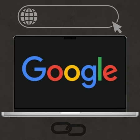 Laptop koji prikazuje Google logo sa trakom za pretragu i ikonom interneta iznad njega.