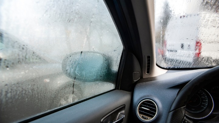 Zamagljena i vlažna stakla u automobilu