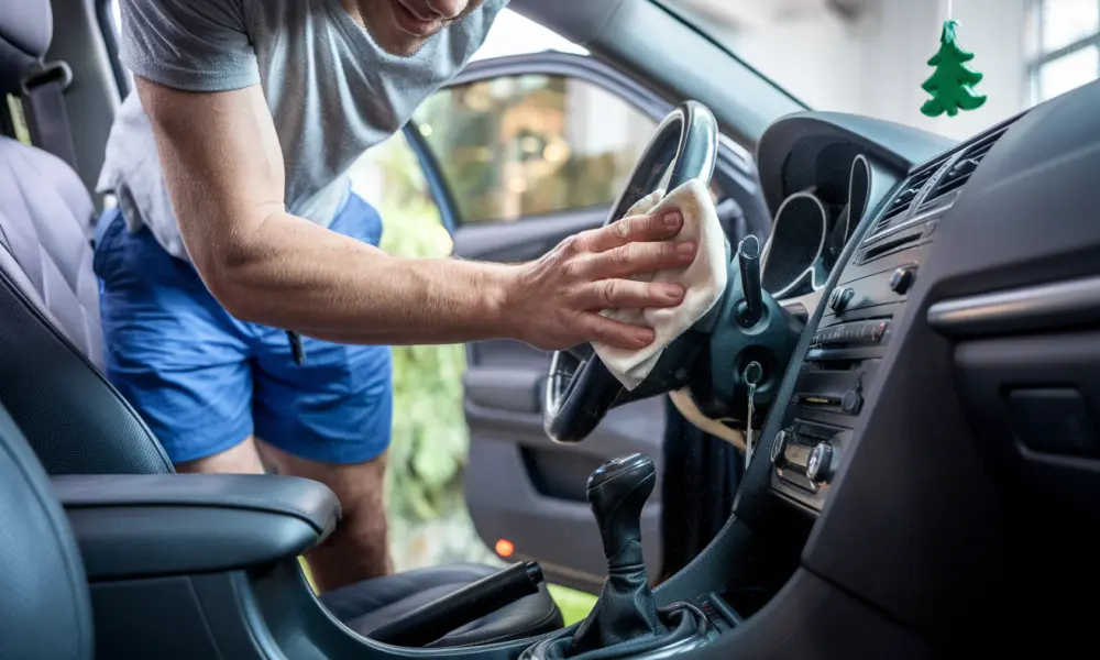 Čišćenje volana pri održavanju unutrašnjosti automobila čistom.